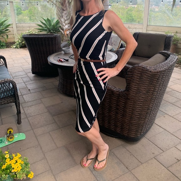 White House Black Market Dresses & Skirts - Flattering pencil dress for the office